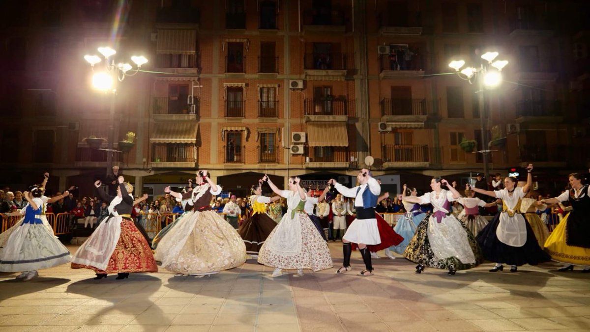 falladelpobleal's tweet photo. Gran experiència compartida amb els grups de ball de la Falla El Palmaret i la Falla Rei en Jaume.
- - -
Gran experiencia compartida con los grupos de baile de la Falla El Palmaret y la Falla Rei en Jaume.
#Germanorfallera #Falles20 #Fallas20 https://t.co/ipJqKKduc4