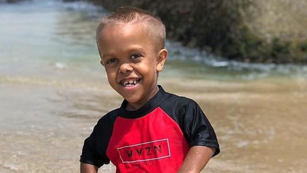Linnessse's tweet photo. En tant que maman, impossible de ne pas avoir les larmes au yeux en voyant ce petit cœur souffrir...

Tout mon soutien à lui et sa maman, qu'il garde toujours ce joli sourire 💕  #WeStandWithQuaden https://t.co/CtHKxdHazz