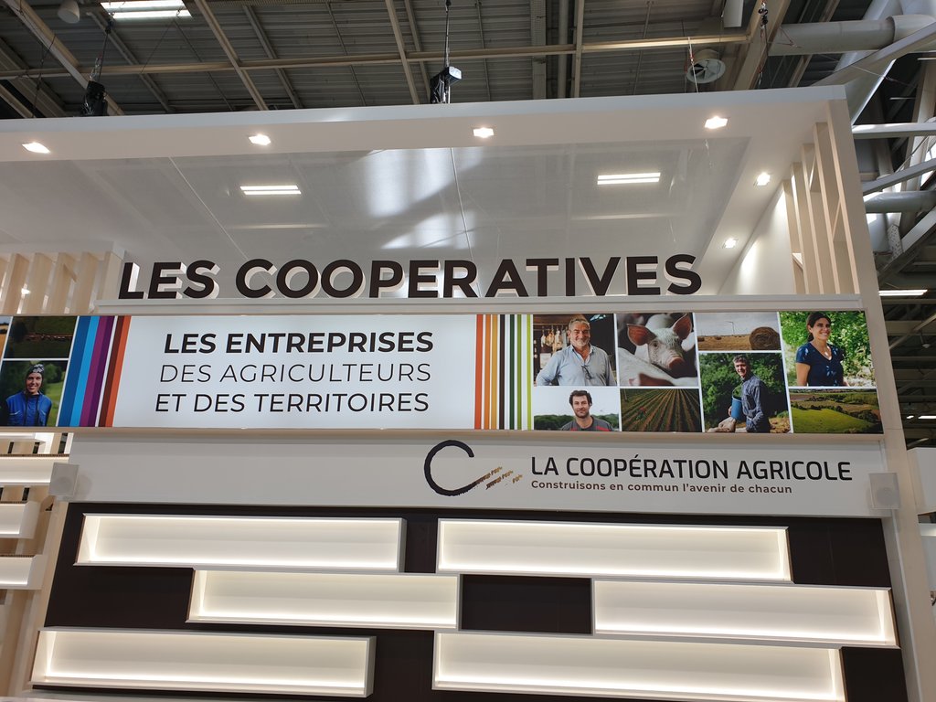 lacoopagricole's tweet photo. Un peu de rangement et on sera prêt pour vous accueillir au @Salondelagri dans le hall 4 #SIA2020 #2300CoopsEngagees
Cc @ChargeDom @FlorencePradier @BCalmette @agritof60 @VigneronsCoop @Lacoopagri_NA @lacoopagriARA @coop_laitieres @moreaujb23 https://t.co/1x2zk9eBGL