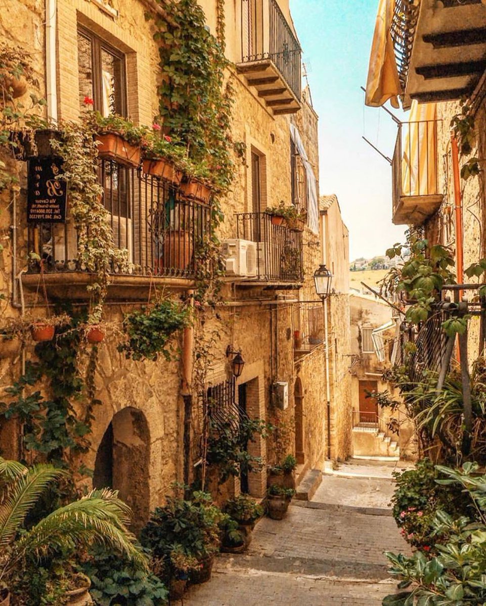 yapilacakIar's tweet photo. 🇮🇹 Solda İtalya  | Sağda Mardin...🇹🇷 
- İtalya uzak Mardin'e Git! https://t.co/NvFBO3SMdf