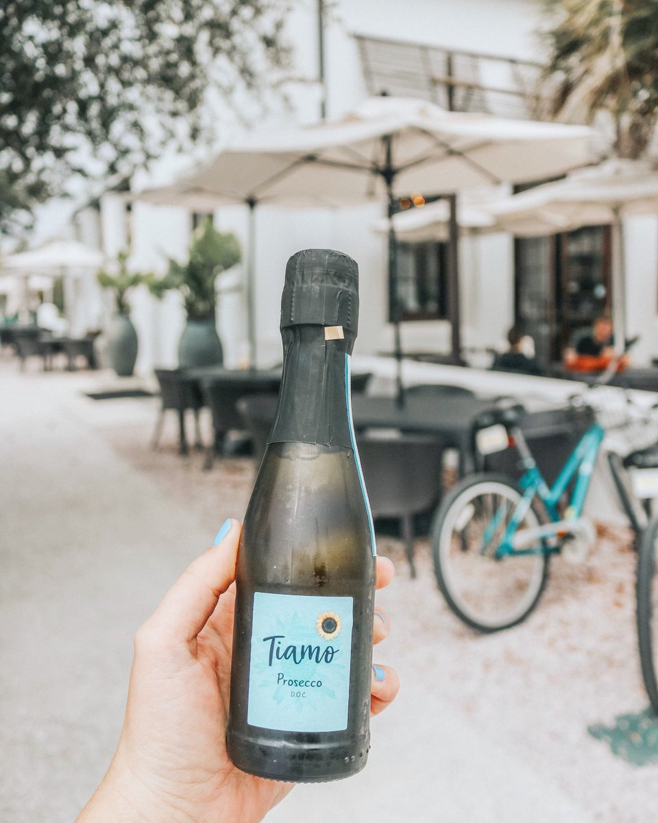 Prosecco is here to give you that Friday feeling. ✨🌴