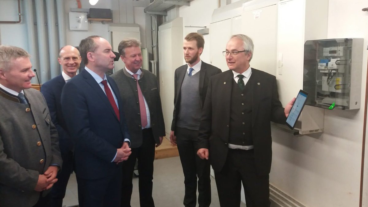 Csells_SINTEG's tweet photo. Hoher Besuch in Altdorf: Staatsminister @HubertAiwanger des @BayStMWi und Landrat Peter Dreier machen sich vor Ort ein Bild über den Altdorfer Flexmarkt #ALF, welcher von der Konzeptphase in die Demonstrationsphase übergegangen ist. #ALFDemo #SmartMeter #Csells #SINTEG https://t.co/ONwN3MKxoQ