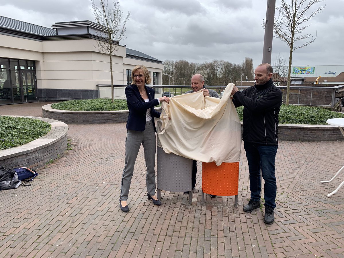AtzemaG's tweet photo. Met “Gouweplein Schoon Heel Gewoon” werkt de gemeente samen met o.a. winkeliers, marktkooplieden en #Dierendal aan een schoon winkelcentrum. We gaan kauwgom verwijderen, ruimen zwerfafval op en hebben afvalbakken voor PMD en restafval @gemeenteWveen @Gouweplein @WeekmarktWveen https://t.co/PsYygsBQ72