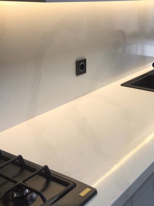 Damarlı yapısıyla mutfağınızda şık bir görünüm sunan Silestone Eternal Calacatta Gold 🍀 

#silestone #calacattagold #tezgah #interiordesign #kitchen #kuvarstezgah #içtasarım #mutfaktezgahı #dekorasyon #silestonebycosentino #kitchendesign @cosentinoturkey