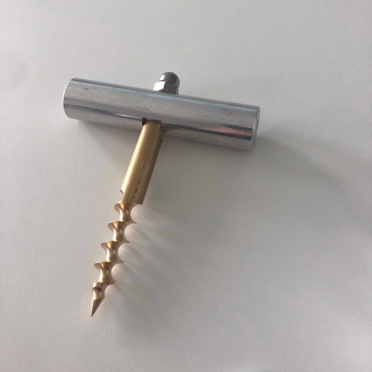 #Conception🛠️ Le #MsMDC s'initie aux techniques d'usinage à <a href="/CentraleNantes/">Centrale Nantes</a> ! Tournage, fraisage, ... pas moins de 7 machines semi-automatiques ont été utilisées pour confectionner ce magnifique tire-bouchon 😜 @ms_audencia