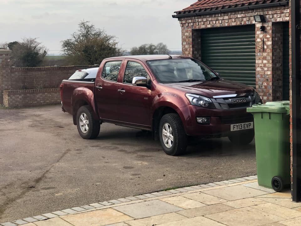 james_legweak's tweet photo. *STOLEN* Last night an Isuzu D-max, Ifor Williams trailer with sides and high rear ramp, Honda quad bike, Milwaukee power tools, 8 batteries were stolen last night around 23:00 at Abbey Farm, Bardney. If anyone knows anything please contact David on: 07831 642919 or 01526 398915 https://t.co/BKP7X1l8l7