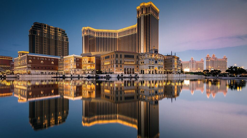 CasinoruRu's tweet photo. Cамое большое в мире казино 

#Venetian Macau, Макао

Казино имеет 850 игровых столов и более четырех тысяч различных автоматов, занимающих площадь 275 000 квадратных метров. https://t.co/hVDeppyRmS