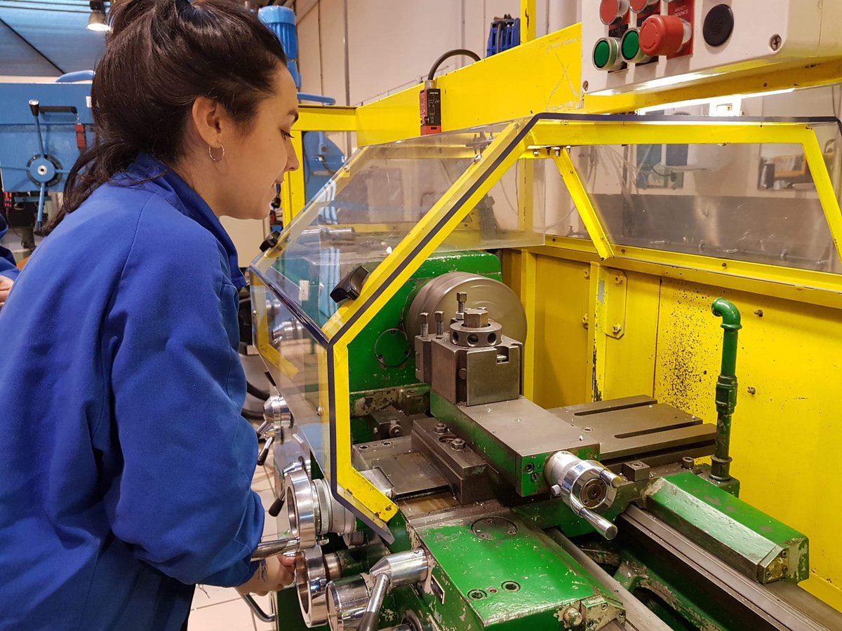 Audencia_MS_MDC's tweet photo. #Conception🛠️ Le #MsMDC s'initie aux techniques d'usinage à @CentraleNantes ! Tournage, fraisage, ... pas moins de 7 machines semi-automatiques ont été utilisées pour confectionner ce magnifique tire-bouchon 😜 @ms_audencia https://t.co/XIpzCcoEp4