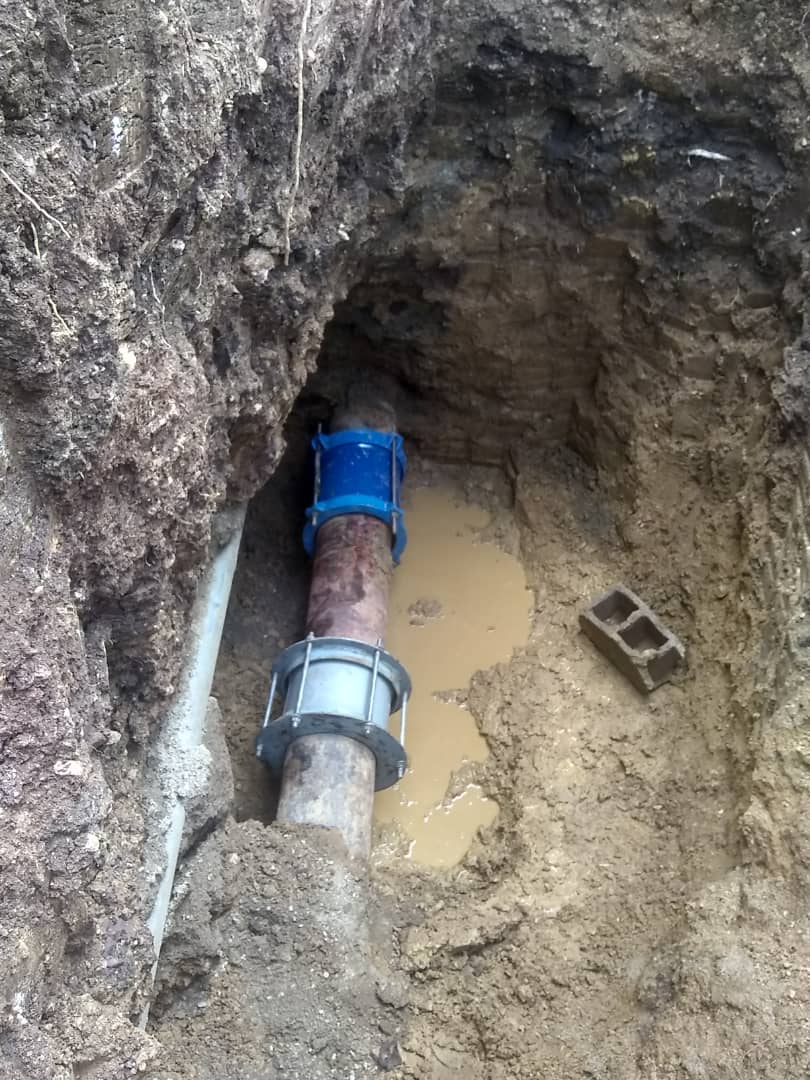 Reparación de tubería de 8 pulgadas. Se colocaron 2 juntas y 1 Niple de 80 centímetros. En la Urb. La Morita, municipio Rafael Urdaneta. Estado Miranda.