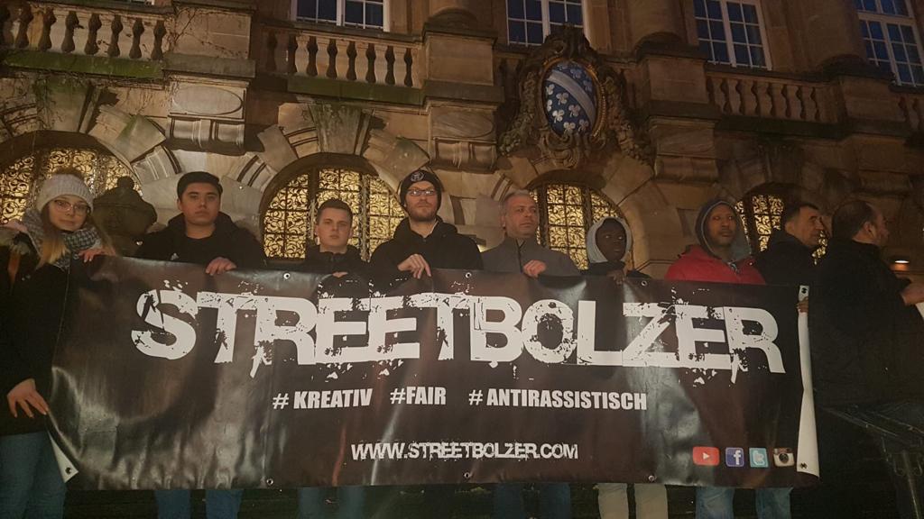 streetbolzer's tweet photo. Gestern gedachten viele Kasseler mit einer Mahnwache an die Opfer von Hanau. Ein starkes Zeichen gegen Hass und  Rassismus. #wirsindmehr #zusammensindwirstark #streetbolzer #kreativ #fair #antirassistisch https://t.co/A4D4R52Uzf