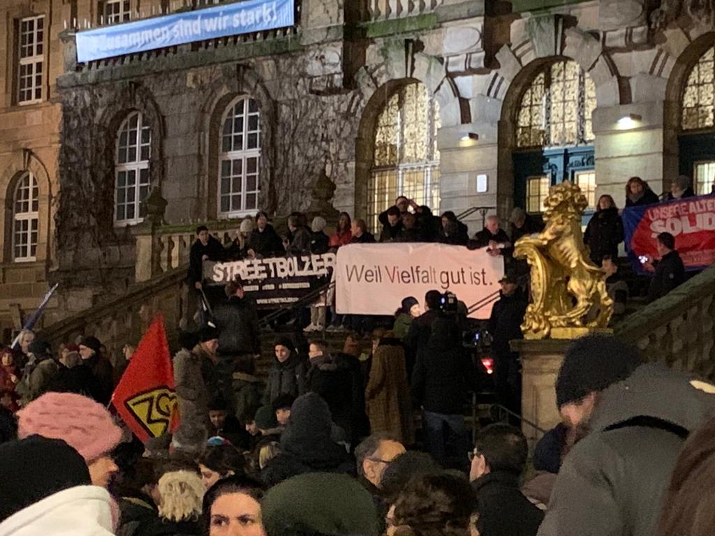 streetbolzer's tweet photo. Gestern gedachten viele Kasseler mit einer Mahnwache an die Opfer von Hanau. Ein starkes Zeichen gegen Hass und  Rassismus. #wirsindmehr #zusammensindwirstark #streetbolzer #kreativ #fair #antirassistisch https://t.co/A4D4R52Uzf