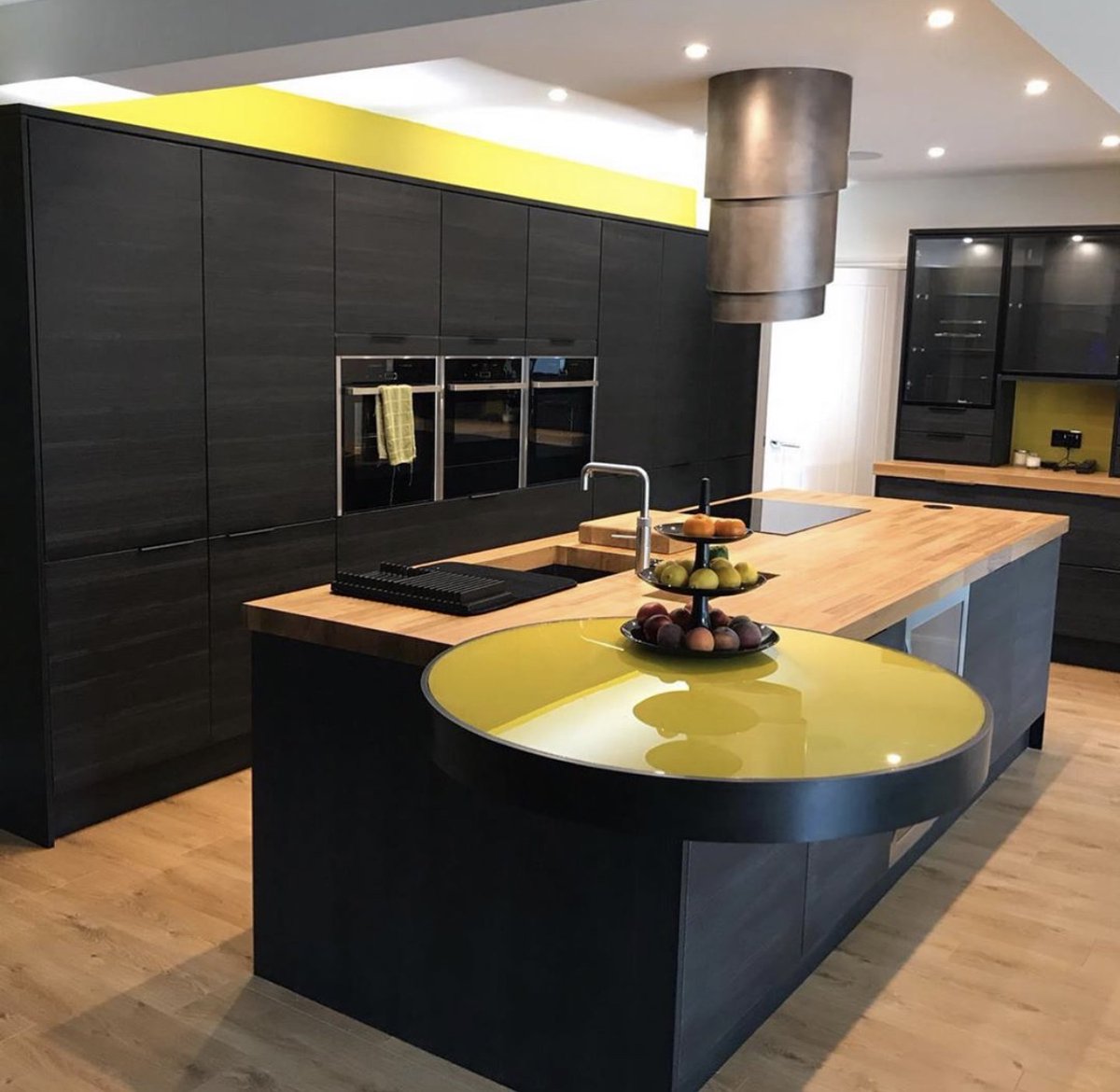 DECOGLAZE's tweet photo. Fabulous Decoglaze Yellow Acid circular glass island in Decogloss from A.K.A Interiors ltd. #decoglaze #acidyellow #glass #glasssplashback #glassworktop #glasskitchen #yellow #yellowglass #glassisland #decogloss #blackkitchen #akainteriors #kitcheninspiration #kitchen https://t.co/BOPtvz9Bua
