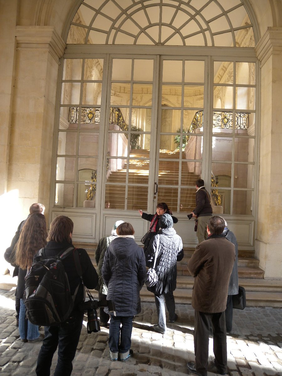 VisitDijon's tweet photo. 🏛️ 🦉 Aujourd'hui, c'est la journée internationale des #guides touristiques ! Ils nous font découvrir notre patrimoine avec passion ! Bravo et merci à tous ces professionnels de nous transmettre l'histoire et les secrets de notre belle #Dijon ! #Tourisme #destinationdijon https://t.co/e8W1aa25x1