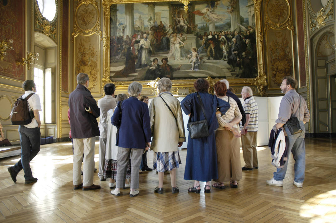 VisitDijon's tweet photo. 🏛️ 🦉 Aujourd'hui, c'est la journée internationale des #guides touristiques ! Ils nous font découvrir notre patrimoine avec passion ! Bravo et merci à tous ces professionnels de nous transmettre l'histoire et les secrets de notre belle #Dijon ! #Tourisme #destinationdijon https://t.co/e8W1aa25x1