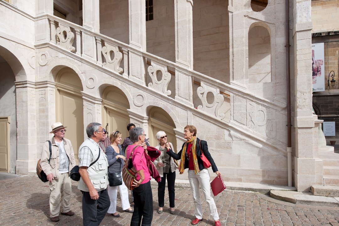 VisitDijon's tweet photo. 🏛️ 🦉 Aujourd'hui, c'est la journée internationale des #guides touristiques ! Ils nous font découvrir notre patrimoine avec passion ! Bravo et merci à tous ces professionnels de nous transmettre l'histoire et les secrets de notre belle #Dijon ! #Tourisme #destinationdijon https://t.co/e8W1aa25x1