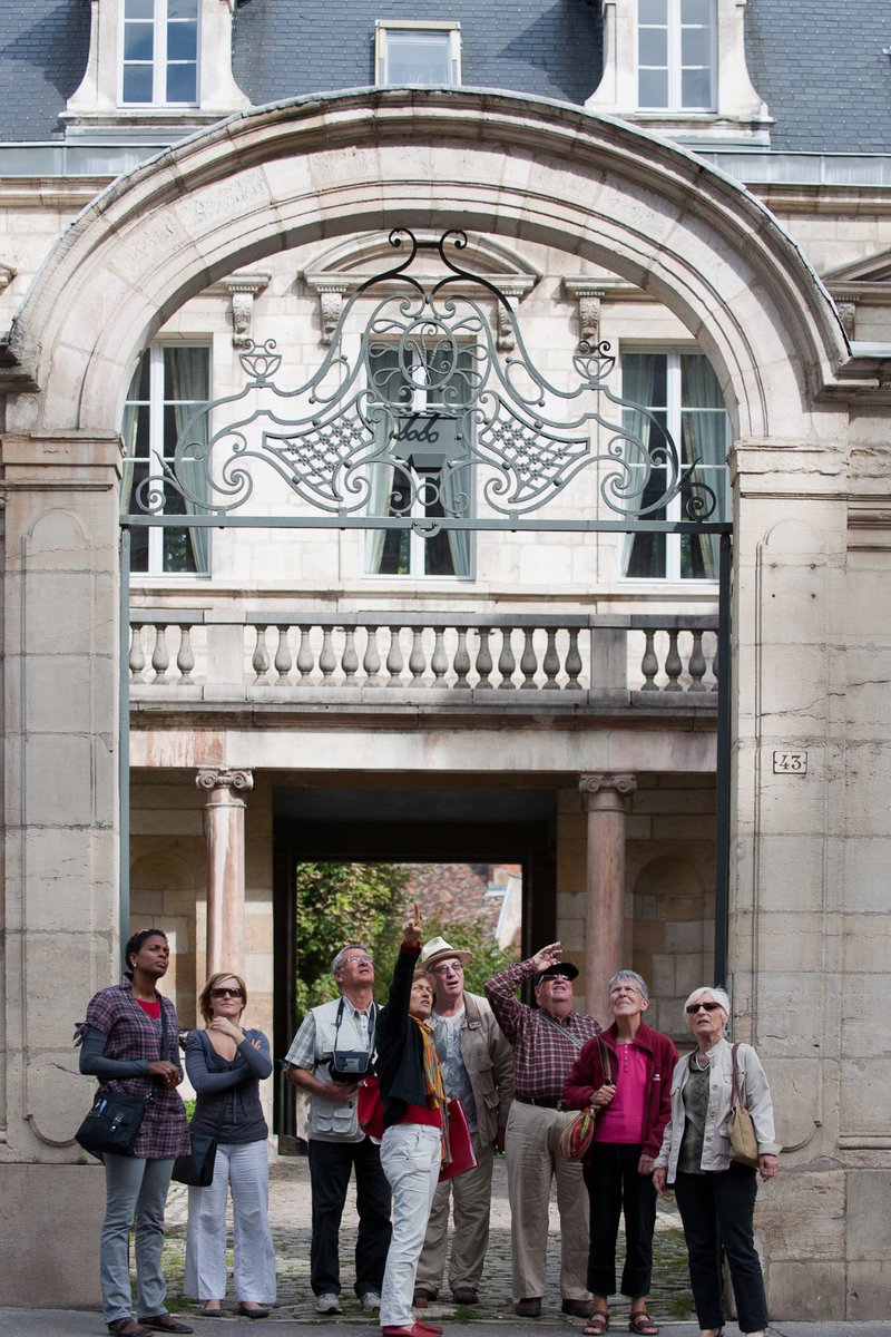 VisitDijon's tweet photo. 🏛️ 🦉 Aujourd'hui, c'est la journée internationale des #guides touristiques ! Ils nous font découvrir notre patrimoine avec passion ! Bravo et merci à tous ces professionnels de nous transmettre l'histoire et les secrets de notre belle #Dijon ! #Tourisme #destinationdijon https://t.co/e8W1aa25x1