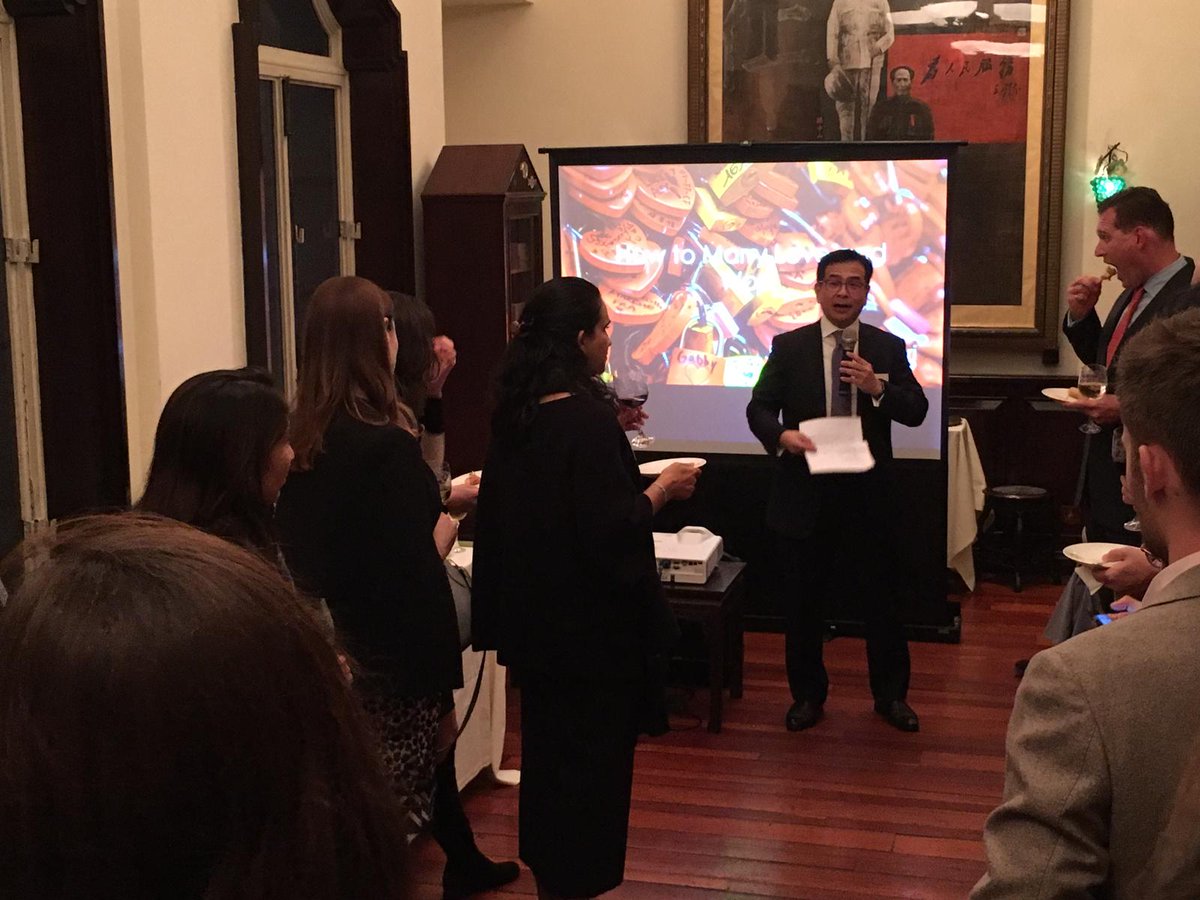 INSEADAlumni's tweet photo. On 15 Jan, we had a fantastic cocktail and book sale event with our NAA Singapore! Many thanks to Professor Jennifer Petriglieri for brilliantly talking us through the thinking behind her new book. #CouplesThatWork https://t.co/fdbjhTpSrr