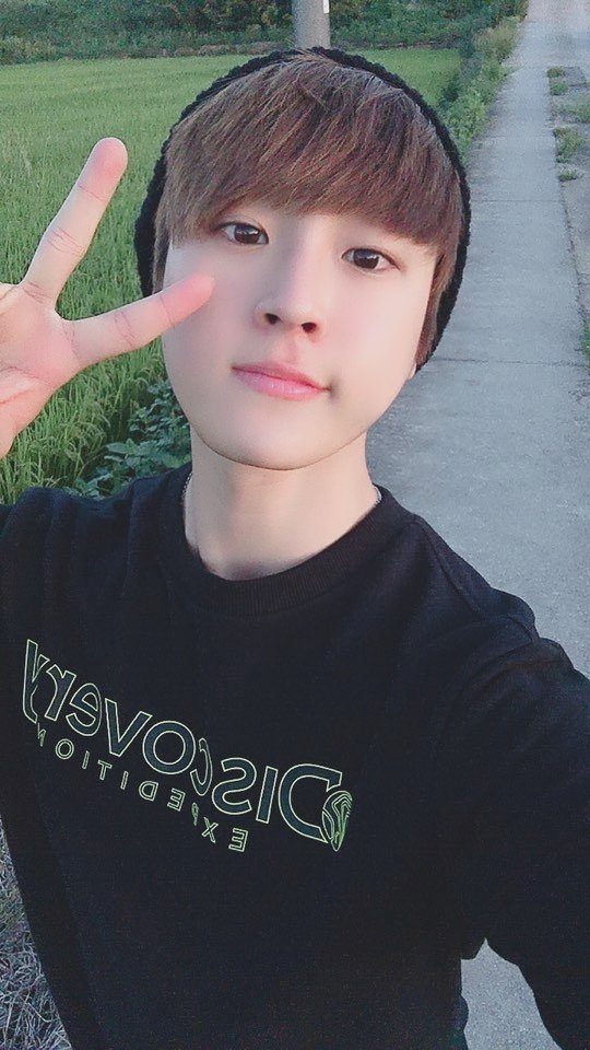 Day 53: Seungmin's outdoor looks are always so relaxed and chill.aybe it's just me wanting to see him never stressed and always at ease #Golden_Child  #GoldenChild  #골든차일드  #Seungmin  #배승민 @Hi_Goldenness@Official_GNCD