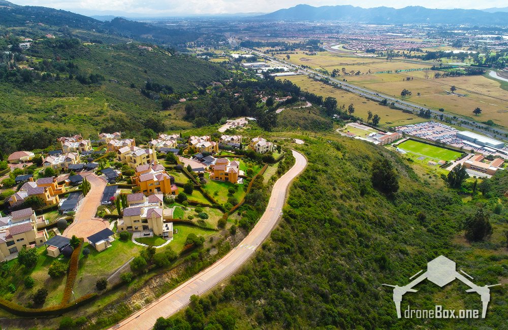 droneboxone's tweet photo. Así se ve #Bogotá desde una de las montañas de #Chia. En https://t.co/9zXGbpbGtF ofrecemos servicios especializados con drones y dispositivos de última generación para proyectos disruptivos. #endronate y Síguenos en @droneboxone #dron #drones #rpas #uav #dronebox #droneboxone https://t.co/qP1vV7SsH6