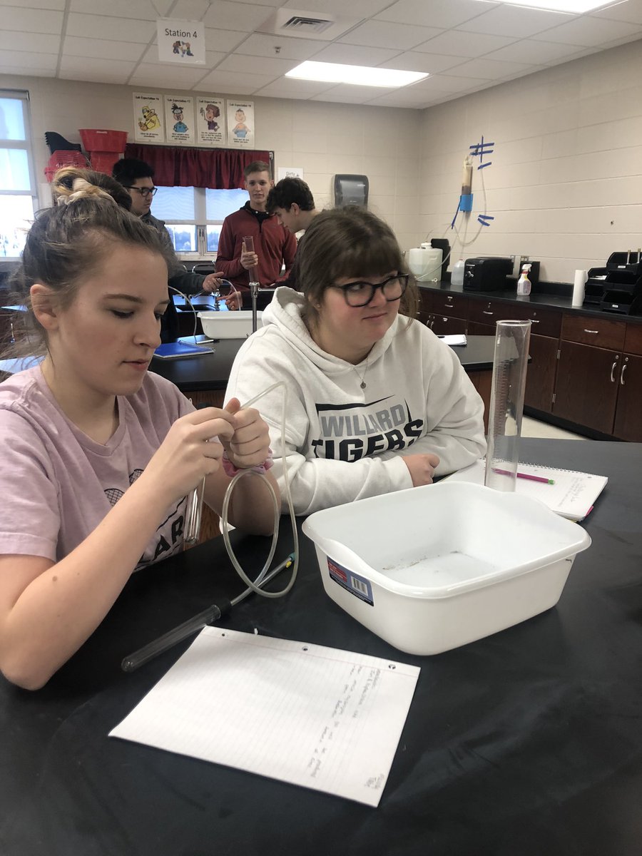 WillardScience's tweet photo. Students trying to figure out how they are going to collect and measure the gas from the reaction and know that the gas is only hydrogen (no atmospheric gases) in the container.   #chemistryfun #WeAreWillard https://t.co/hWSWcVNBjN