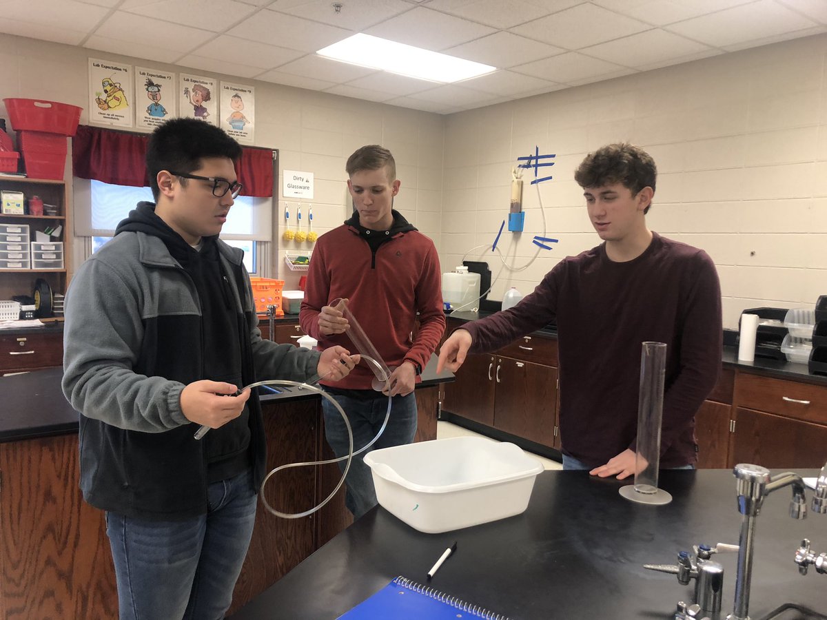 WillardScience's tweet photo. Students trying to figure out how they are going to collect and measure the gas from the reaction and know that the gas is only hydrogen (no atmospheric gases) in the container.   #chemistryfun #WeAreWillard https://t.co/hWSWcVNBjN
