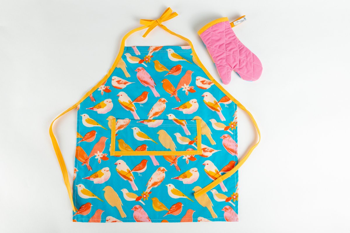 How cute is this kid’s play apron and oven mitt set? Handmade of 100% cotton by @AliceandPearl, the apron doubles as an art smock. Now available on Shop Savannah Made! makesavannah.com/shop-savannah-… #wemakesavannah #create #makesavannah #KidsApron