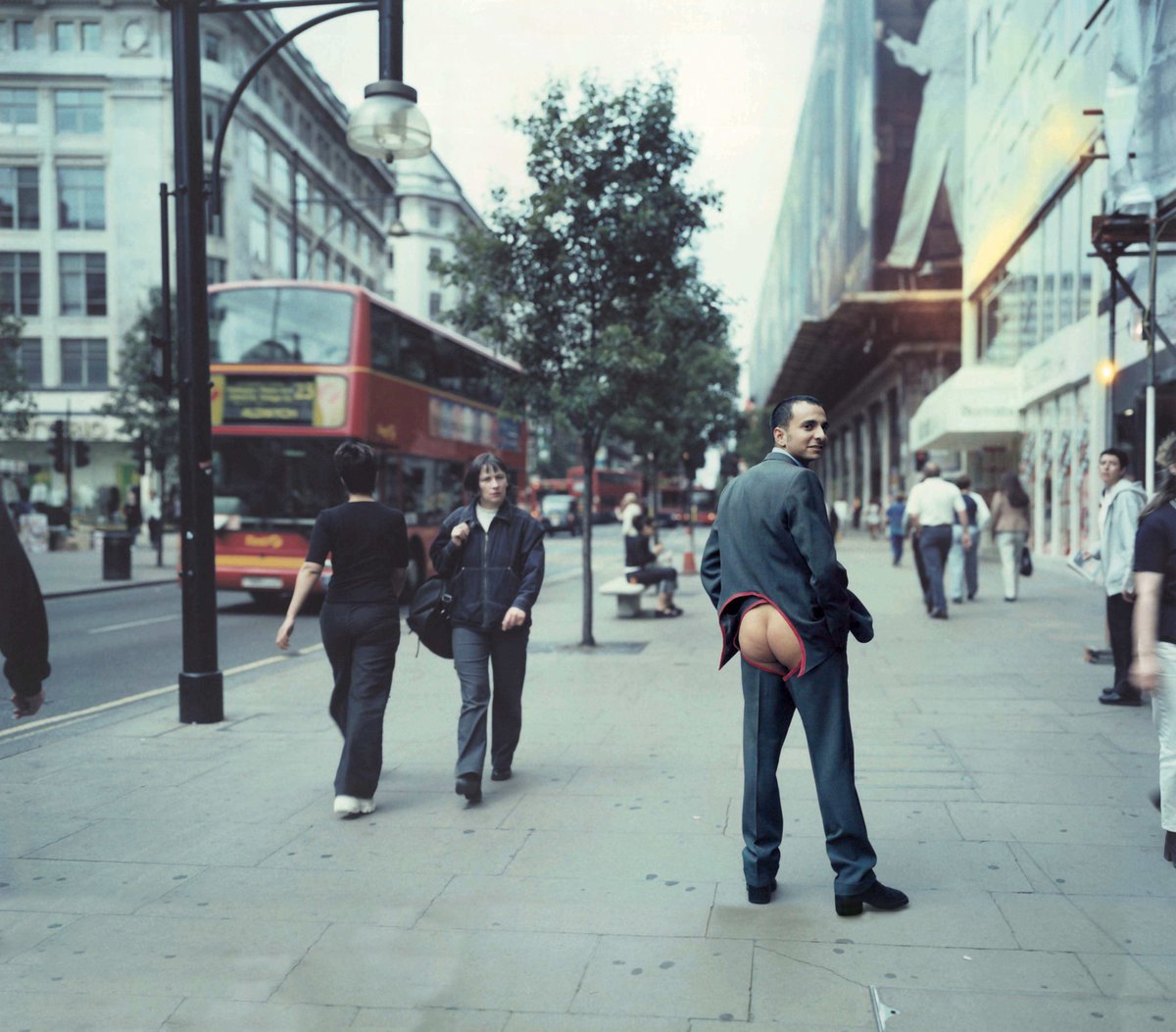 From Joshua Sofaer's iconic performance 'What is Live Art' (2002).

👃Join us on Tuesday for the launch of ‘Joshua Sofaer: Performance | Objects | Participation’, the 1st in-depth study of the multidisciplinary artist.

➡️More info: tinyurl.com/uujjrsl