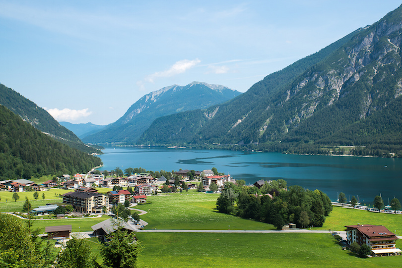 На озерах австрии. Ахензее озеро в Австрии. Тироль озеро Achensee. Озеро Вольфгангзее Австрия. Австрия Ахенское озеро.