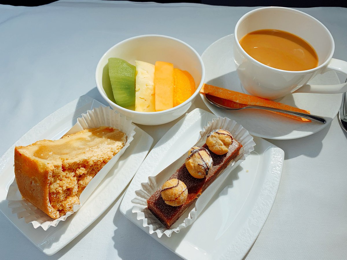 kuroboshi_ana1's tweet photo. 🛩NH212便・ビジネスクラス機内食④🛩
【デザート】
塩キャラメルケーキ🍰
アップル クランブル🍏
フルーツ🥝🍍🍊
コーヒー☕️
#みんな大好きana 
#nh212
#機内食
#inflightmeal 
#ビジネスクラス
#businessclass
#ビジネスクラス機内食
#anaビジネスクラス
#anabusinessclass 
#anatheroom 
#theroom https://t.co/15Caodi1KV