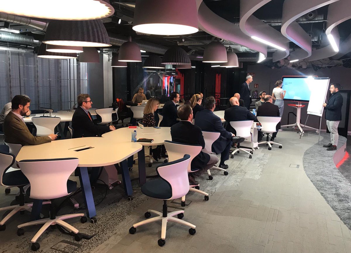 VodafoneEmpresa's tweet photo. Hoy en #VodafoneLab, interesante sesión de #ThinkTank con expertos y empresas del sector #Automoción, para analizar las nuevas oportunidades de negocio que ofrece la movilidad en las ciudades, con foco en la #sostenibilidad, la #innovación y la tecnología https://t.co/v1O5tHMi9O