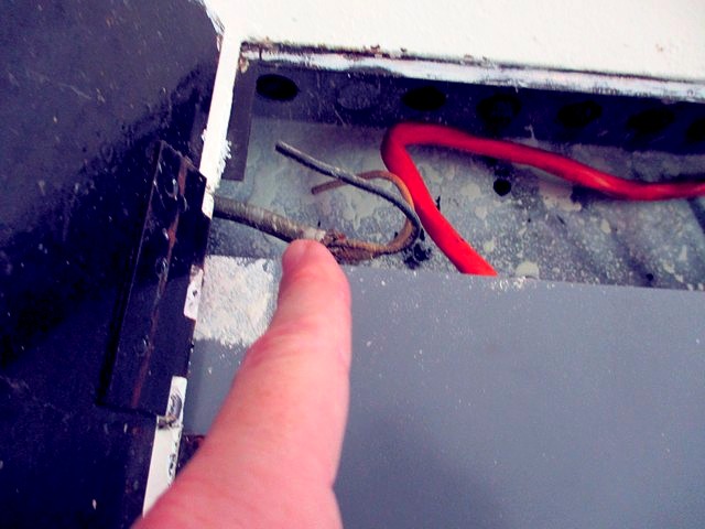 BerylProjectEng's tweet image. Exposed wiring. #FeelingExposed ☝️ #WiringProblems #ElectricalInspection #Beryl #HomeInspection