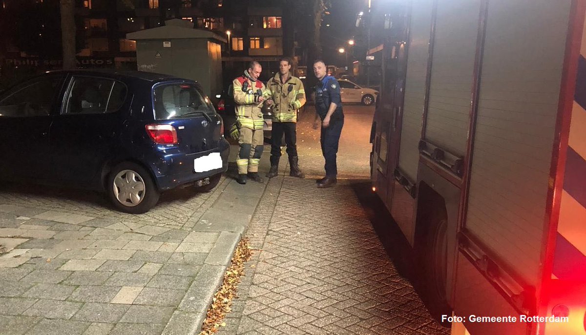 Stadsbeheer010's tweet photo. #Parkeert ú uw #auto netjes in uw straat, zodanig dat grote voertuigen van #hulpdiensten snel daar kunnen zijn waar ze nodig zijn? Politie+Brandweer+Ambulance+Veiligheidsregio+onze Inzameling010+#Handhaving010 houden komende tijd bewustwordingsacties 'Als elke seconde telt...' https://t.co/8TzE8QVVaq