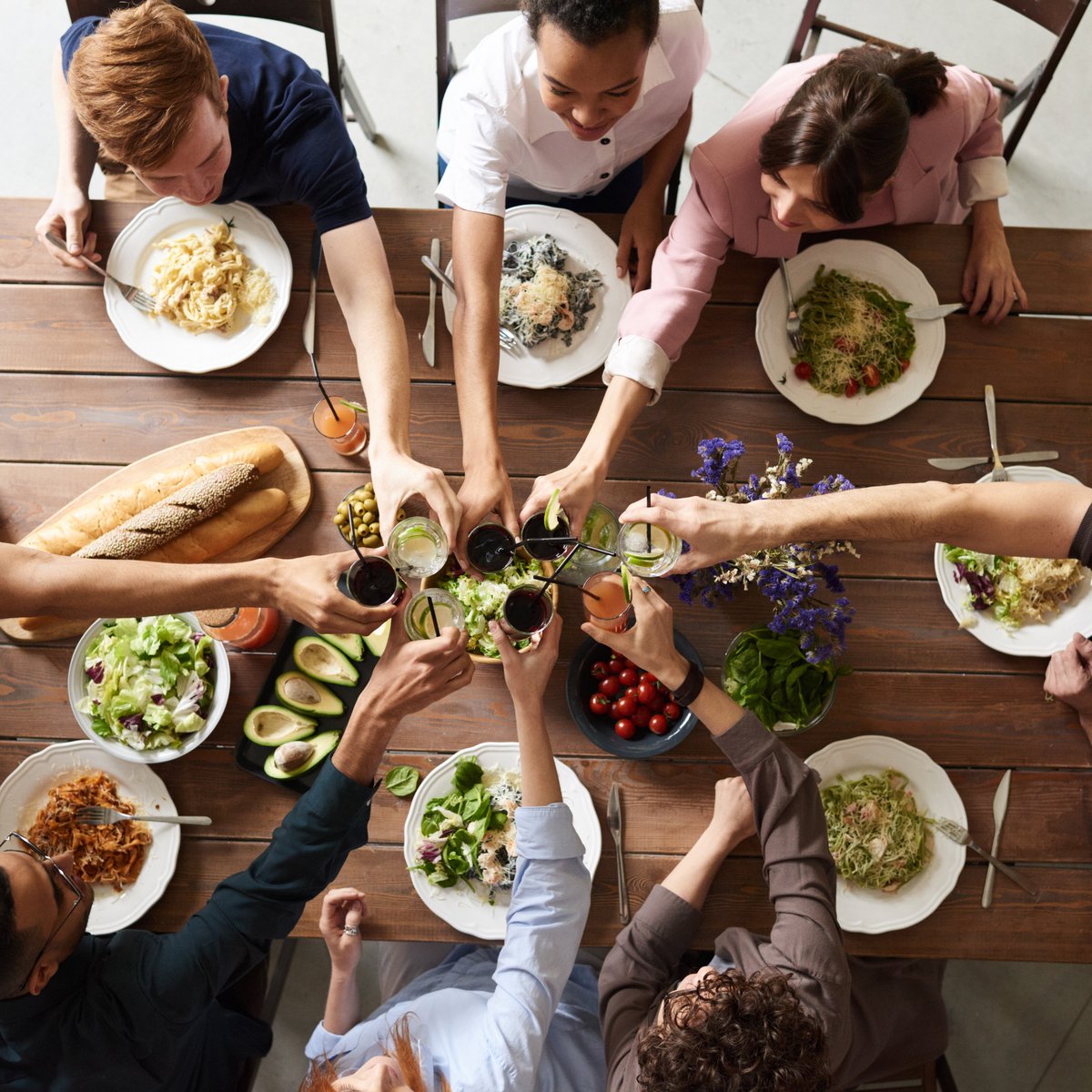 WhiteWayCleans's tweet photo. What would you rather be doing tonight? Laundry or going out to eat with friends? The choice is clear. Let us handle that laundry so you can enjoy spending time with friends! https://t.co/qPdsyQDYy2