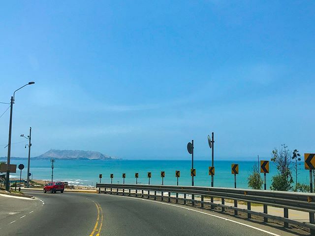 LuchoMkt's tweet photo. Vista de la Costa Verde de Lima - Perú, desde la Bajada Marbella 😍
Soliado, cielo despejado y un rico calorcito... ganas de entrar al mar... 🏖
#Playa #Mar #Sol #Verano #BajadaMarbella #Lima #CostaVerde #igersperu #Peru https://t.co/6AFSEdETvc https://t.co/RAVbNFEPHg