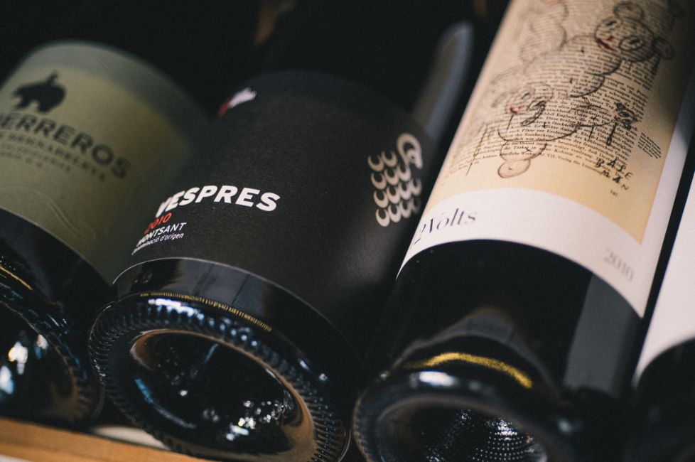 scarletwines's tweet photo. Have you popped in to see the new shop yet? It’s fully stocked with a great selection of still wines, bubbles, spirits, ciders, beers – and Dan is on-hand to provide friendly advice. #winestore #stives #scarletwines https://t.co/5ACUwbJhUd