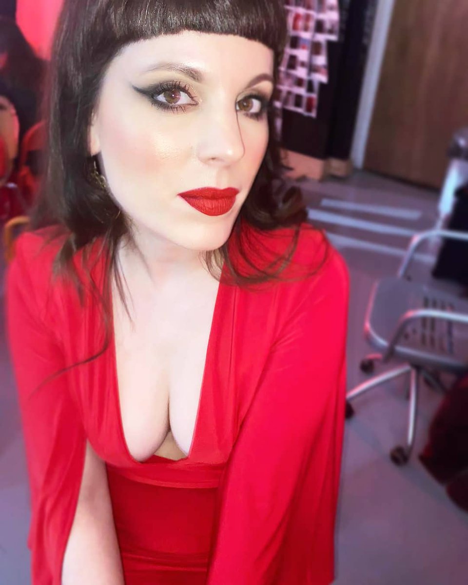 anadellor's tweet photo. ❤️🍎💄
.
.
.
make up by @heccatie
.
.
.
#behindthescenes #makeup #musiciansinlondon #upcomingartist #newrelease #womeninmusic #spotifyuk #sunsetstudios #releaseradar #independentartist #women #reddress #photoshoot https://t.co/Db1tlPIcRM