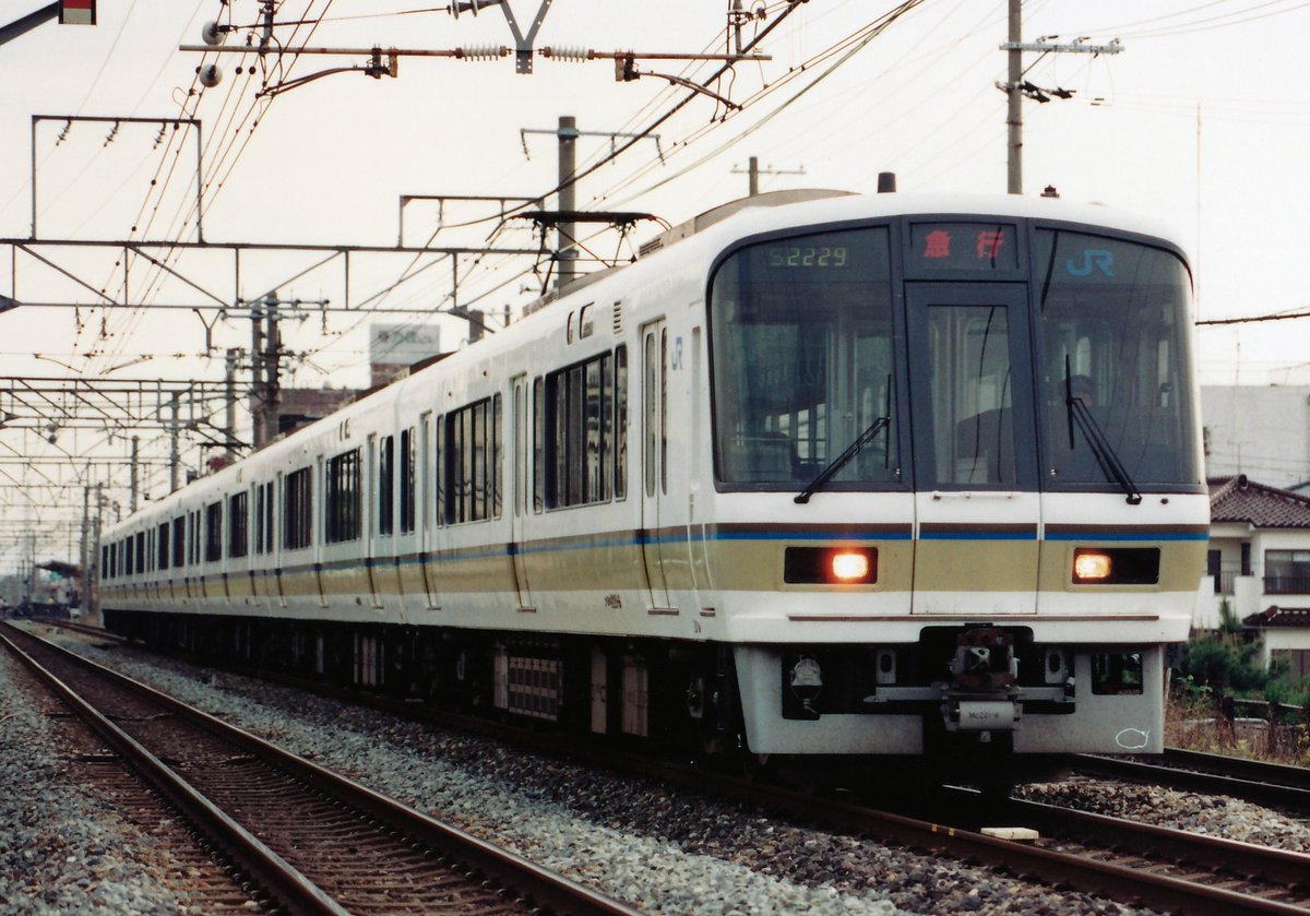 泉州ライナー 昨日に続いて阪和線を走る221系の話題ですが 一時期221系 が急行に使用されていた時期がありました 所謂 遜色急行 ですが 当時の阪和線はまだ223系も登場しておらず221系は正にjr西日本近郊型車両の最高峰的存在でした 黒地に赤文字の急行