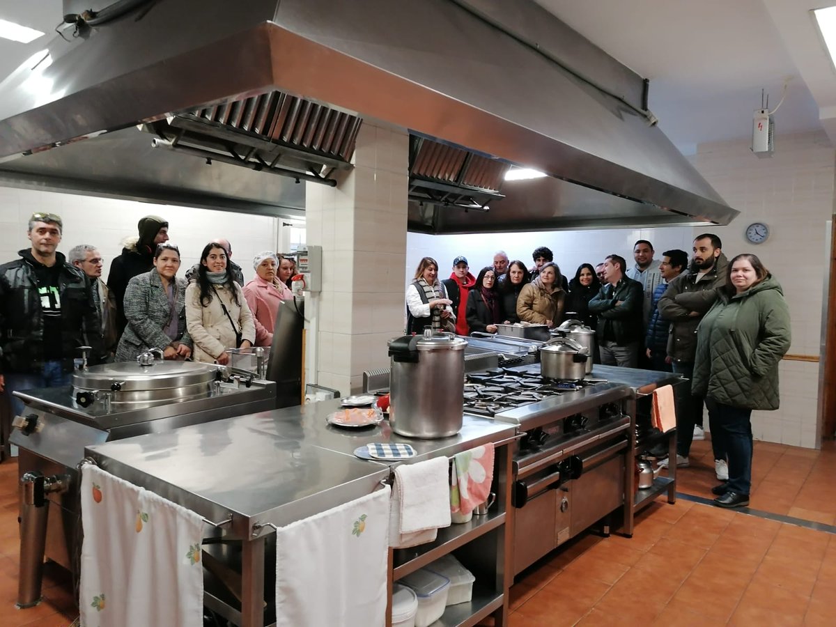 Ildefe's tweet photo. 📸Nuestros 👨🍳🧑🍳 de la Escuela de #Hostelería de @LeonAyto no sólo asisten a clases teóricas...
Su #formación incluyen visitas que les permiten tener una visión global del sector
#FormaciónParaElEmpleo en #LeónEsp #Cocina
¡gracias por la agogida #ASLECA #DECELIS @IctalUle ! https://t.co/SzhnD4wqqC