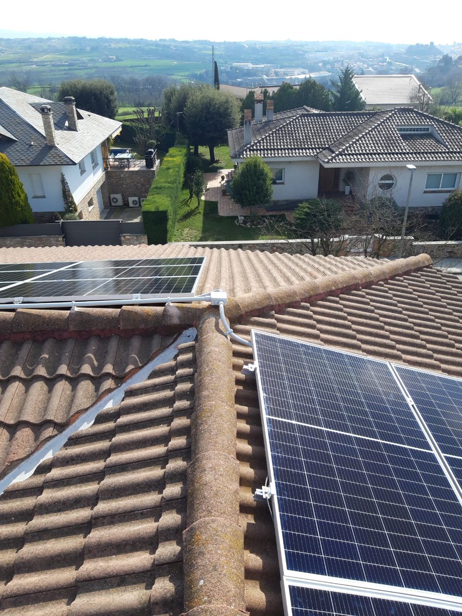 SUDRenovables's tweet photo. Nou autoconsum domèstic, 12 panells que sumen 4kW! Aprofitem les dues cobertes, una més orientada a est i l'altra a oest 🌞♻️🔌Casa amb vehicle elèctric carregat amb energia 100%verda! #aquestéselcamí
Una més de la compra col·lectiva de @SomEnergia de la CAT Central #PlanterSolar https://t.co/ksQDs3iV0g