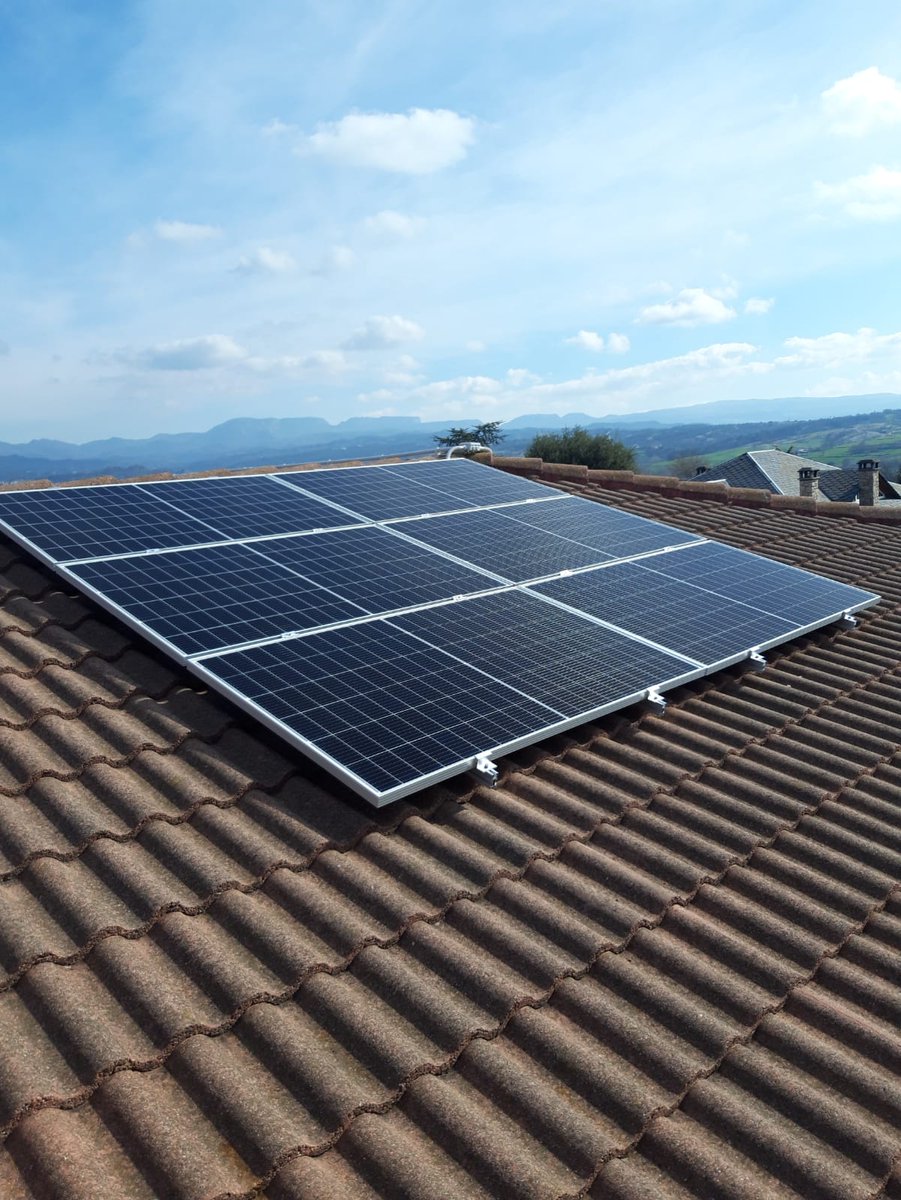 SUDRenovables's tweet photo. Nou autoconsum domèstic, 12 panells que sumen 4kW! Aprofitem les dues cobertes, una més orientada a est i l'altra a oest 🌞♻️🔌Casa amb vehicle elèctric carregat amb energia 100%verda! #aquestéselcamí
Una més de la compra col·lectiva de @SomEnergia de la CAT Central #PlanterSolar https://t.co/ksQDs3iV0g