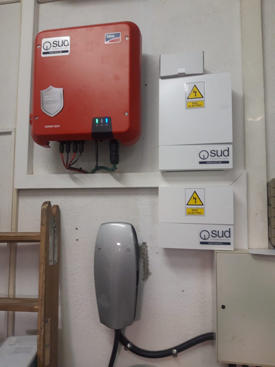 SUDRenovables's tweet photo. Nou autoconsum domèstic, 12 panells que sumen 4kW! Aprofitem les dues cobertes, una més orientada a est i l'altra a oest 🌞♻️🔌Casa amb vehicle elèctric carregat amb energia 100%verda! #aquestéselcamí
Una més de la compra col·lectiva de @SomEnergia de la CAT Central #PlanterSolar https://t.co/ksQDs3iV0g