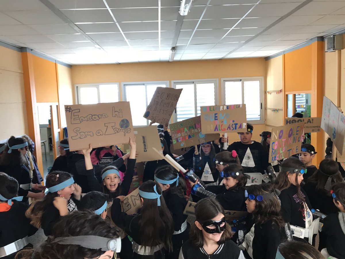 SFCaldetes's tweet photo. Preparant-nos per la rua més reivindicativa. #salvem el planeta ⁦@ajcaldetes⁩ ⁦@crpaltmaresme⁩ ⁦@SSTTMVO⁩ ⁦@educaciocat⁩ https://t.co/L3KdqcHQKT