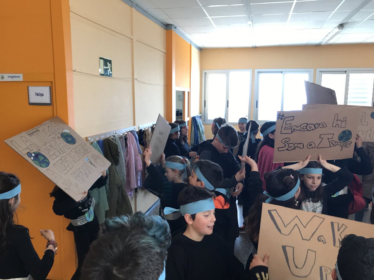 SFCaldetes's tweet photo. Preparant-nos per la rua més reivindicativa. #salvem el planeta ⁦@ajcaldetes⁩ ⁦@crpaltmaresme⁩ ⁦@SSTTMVO⁩ ⁦@educaciocat⁩ https://t.co/L3KdqcHQKT
