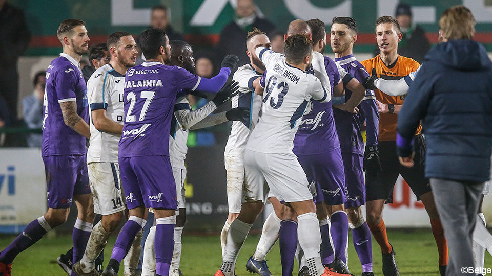 sporza's tweet photo. .@kbeerschotva haalt slag thuis: match tegen Virton wordt nietig verklaard.

#voetbal #1B 

https://t.co/1n7BQZoWvB https://t.co/DxhlTdR9dC