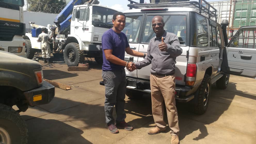 zaaier's tweet photo. De auto gekocht van de opbrengst van het Greenhouse Gala bij Koppert is in Congo in ontvangst genomen
Wij wensen ze veel veilige kilometers tijdens het ondersteunen van onze projecten!
Ook doneren? Ga naar https://t.co/cpGj4EW5fT
#donatie #goeddoel #gala #congo #stichtingdezaaier https://t.co/Hy6c6b1Z8F