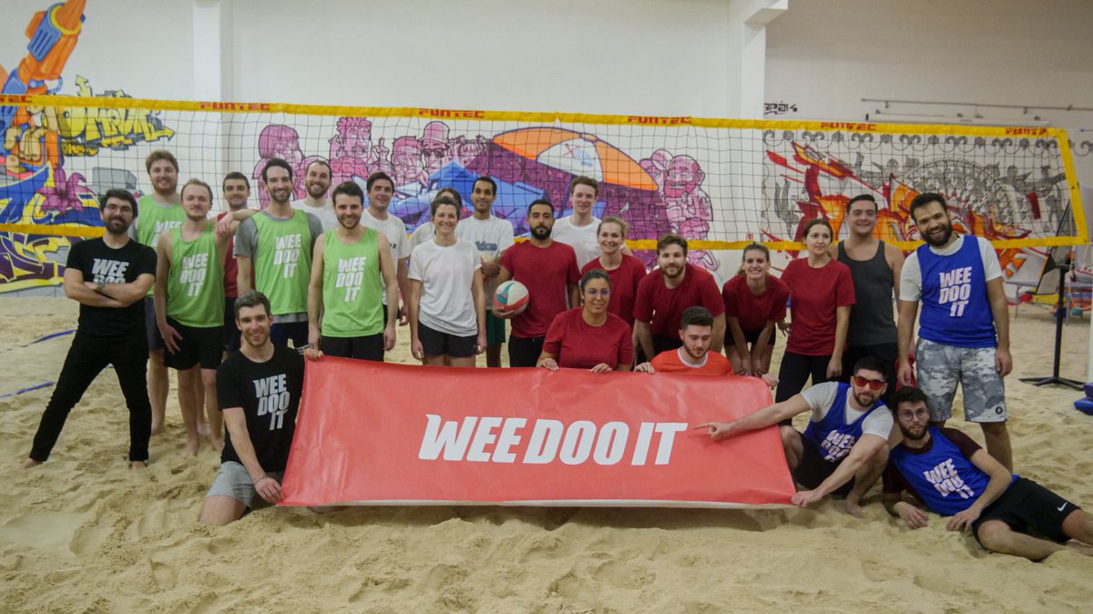 WeeDoo_It's tweet photo. 🏐Recette cohésion du jour : une partie de volley entre collègues !🏐

Hier soir, c’était volley dans le centre de notre partenaire Sand Fabrik 🤾‍♀️🤾‍♂️

Merci aux équipes des entreprises  @ayctor, @deafi_officiel,@GoldenBees_RH, @rueducommerce pour cette belle soirée ! https://t.co/712pr2fFAK