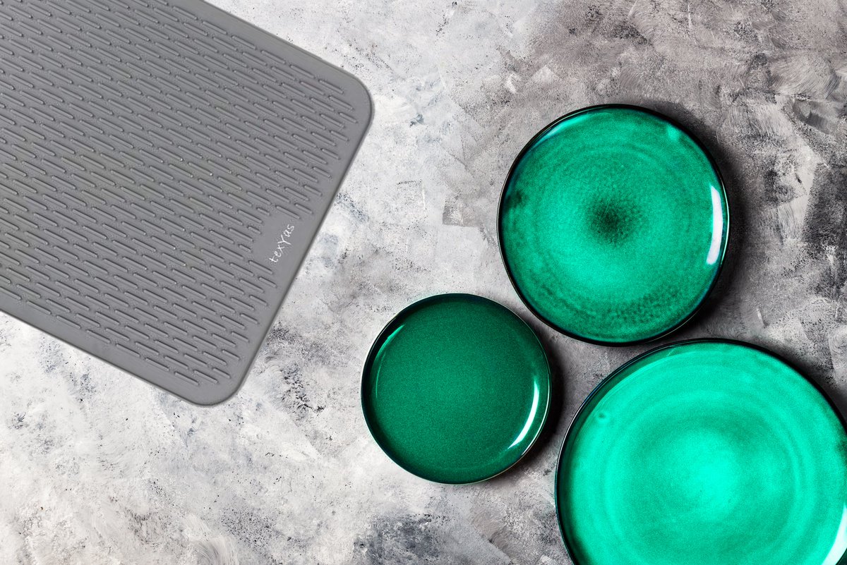 TexYas's tweet photo. If you still own and use a traditional towel beneath your dishes, it is now time for you to change. This is the TexYas Silicone Dish Drying Mat that will definitely go to get you to change:  https://t.co/1R2OfpnMoj
#dishes #food #bartender #kitashinch #ramen #likeforlike #kitchen https://t.co/LNDi5hIrWs