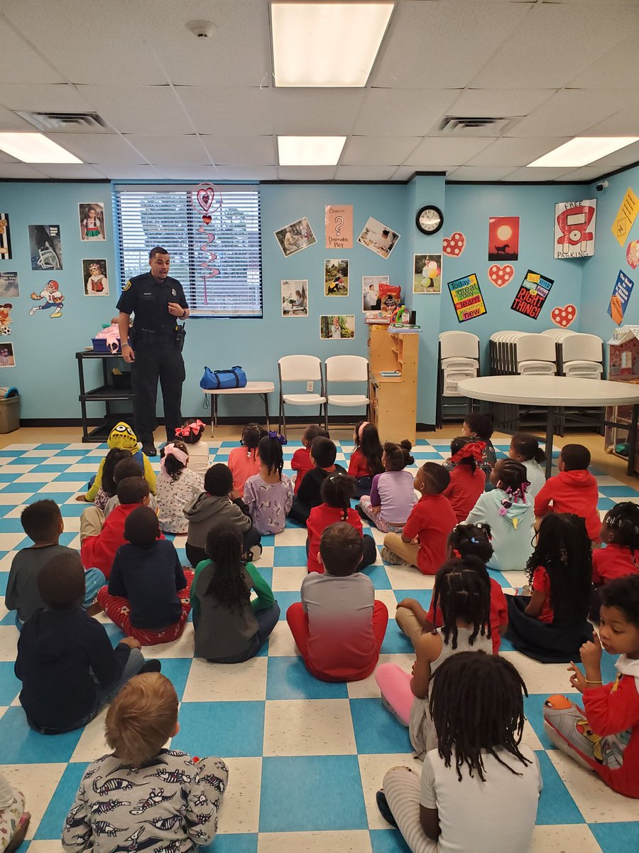 Mr_Officer713's tweet photo. That SMILE HITS a little different when you get to speak to one of your baby's classes!!😁 We were able to cover "When to dial 911," "What are Police Officers?" and "Gun Safety"! @houstonpolice #careerday #twin #kidssafety #koolaidsmile #police #kids #communityoutreach #fun https://t.co/JpBLZONPS1