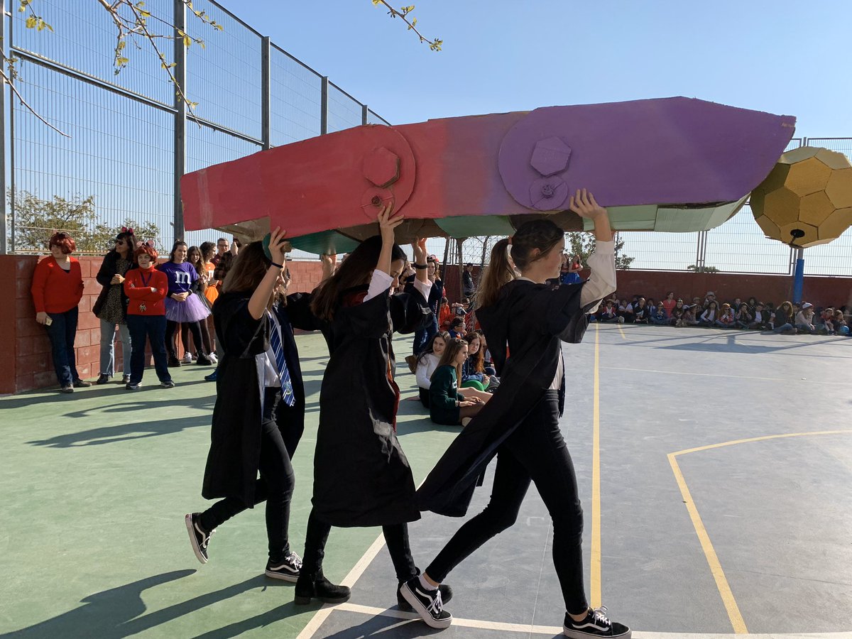 EscolaVillena's tweet photo. Ara arriba el Carnestoltes. Tots sortim a passejar. Ens posem una disfressa per saltar, cantar i ballar!! #Carnaval  Felicitats 2n d’ESO!! https://t.co/v3Goqmc7Z5