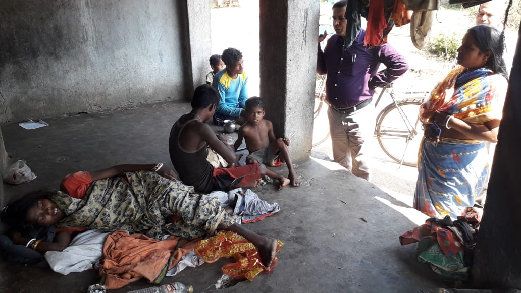 PRDJSR's tweet image. घाटशिला अनुमंडल पदाधिकारी श्री अमर कुमार द्वारा जोड़ीसा पंचायत के ढोडागा सबर बस्ती का निरीक्षण किया गया। निरीक्षण के क्रम में सबर लोगों से पेंशन, प्रधानमंत्री आवास एवं स्वास्थ्य संबंधी जो भी योजनाएं सरकार द्वारा संचालित है उनका आवेदन प्राप्त किया गया। 
@DCEastSinghbhum